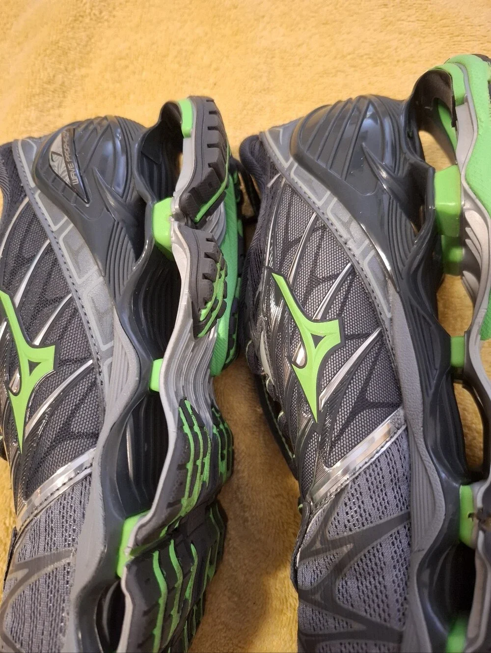 Mizuno grey neon